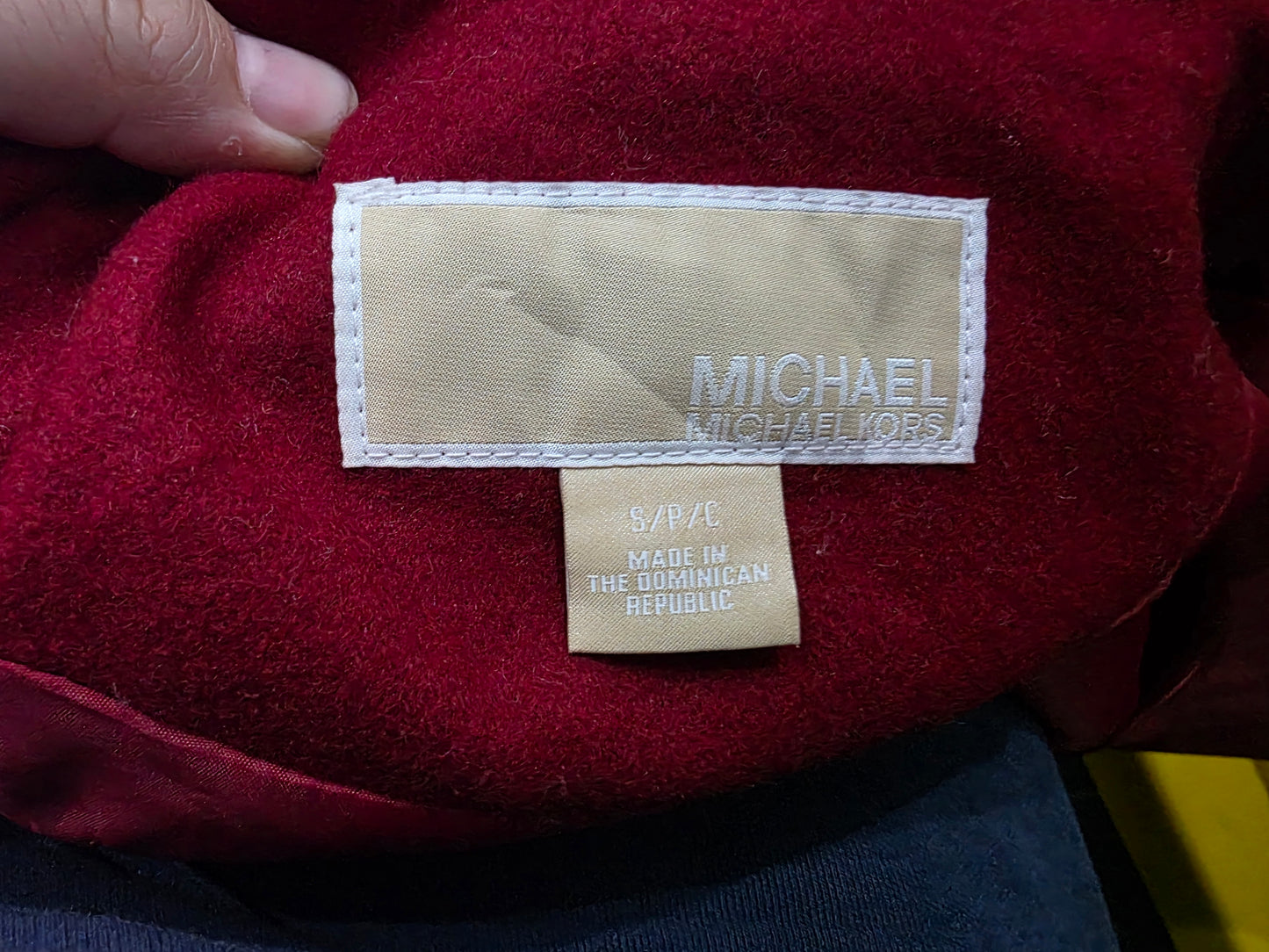 Abrigo Michael Kors de Mukrr color rojo